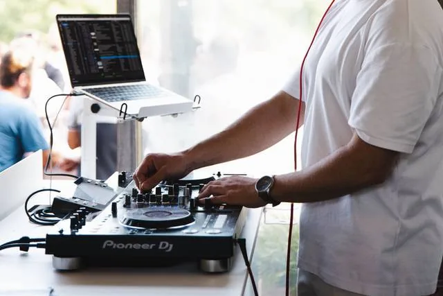 DJ